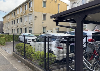 【駐車場】 | 東建ニューハイツ東林間 | 駐車場と明記されていても、最小スペースでつくられた駐車場だと大型車は駐車できなかったり、出入りしにくくなったりする可能性があります。お車のサイズと購入したい物件の駐車場のサイズを現地で確認しましょう。