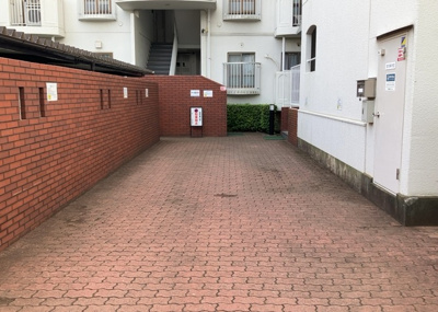 【中庭】 | 東建ニューハイツ東林間 | 中庭（パティオ）とは、一つの建築物の内部に設けられた、壁などで囲われている庭のことを指します。コの字型、ロの字型が主流ですが、L字型の中庭もあります。最近では、インテリア性の高さからも人気があります。