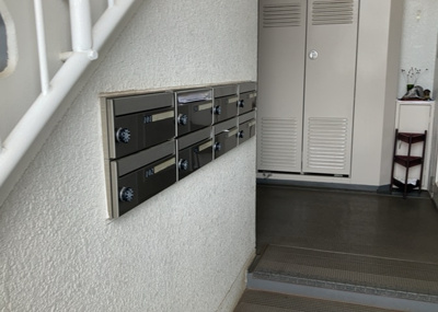 【設備】 | 東建ニューハイツ東林間 | エントランス付近に設置されている集合ポストは、住んでいる部屋と離れているため、ポストをあさるなど誰かに何かされていても被害に気づきにくいです。入居する時には他人に特定されにくい番号で鍵をかけましょう！