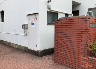 【受付】 | 東建ニューハイツ東林間 | 受付はマンションコンシェルジュがいる場合もあれば、管理人が滞在する小部屋を総称して呼ぶことがあります。主にエントランスに設置されていることから、防犯面でも期待ができます。防犯設備がない場合はより安心！