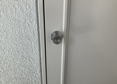 【防犯設備】 | 東建ニューハイツ東林間 | 当然のことではありますが、オートロックやセンサーライト、ホームセキュリティーなどの防犯設備があれば、小さいお子様がいるご家庭も安心ですよね！まず物件購入の際は、防犯設備もチェックするようにしましょう。