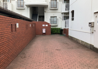 【ロビー】 | 東建ニューハイツ東林間 | ラウンジは、マンションの共用スペースに椅子やテーブルなどを配置した利用者が寛げる空間です。屋内型ラウンジと屋外型ラウンジがあります。共用部分の管理状況と合わせて、詳細については現地でご確認ください。