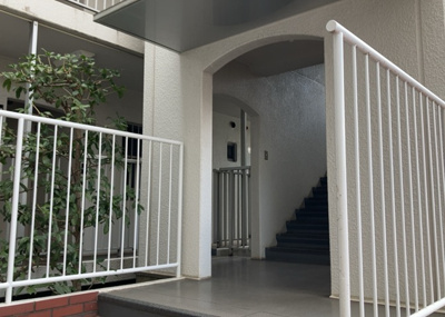 【ロビー】 | 東建ニューハイツ東林間 | ロビーというと、エントランスと何がちがうの？と思いますよね。実はロビーとエントランスには明確な決まりはありません。物件によっては、エントランスを入って広がるある程度の広さのある空間がロビーとなります。