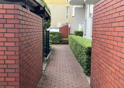 【その他共用部分】 | 東建ニューハイツ東林間 | 共有部分は、住民なら誰もが使える設備のこと。例えば駐車場やエレベーター、インターネット設備、セキュリティ設備などがあります。他にも、マンションの廊下・外部階段やエントランス・ゴミ置き場などがあります。