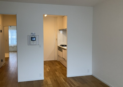 【キッチン】 | 東建ニューハイツ東林間 | L型アイランドタイプは、キッチンからダイニングにもリビングにも目が行き届くので、とても使いやすい配置です。L字型独立タイプは、キッチンを独立させてるためLDKというよりもLDといった様なイメージです。