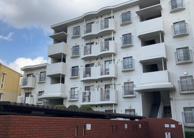 【構造・工法・仕様】 | 東建ニューハイツ東林間 | ＲＣ造、Reinforced Concreteは直訳すると補強されたコンクリートです。主に柱や梁・床・壁が鉄筋とコンクリートで構成おり、鉄筋を組んだ型枠にコンクリートを流し込んで固めたものを指します。