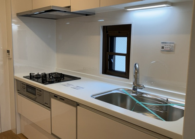 【キッチン】 | 東建ニューハイツ東林間 | 標準的なシステムキッチンの横幅は、165cm～300cm程度です。2100・2400・2550・2700などミリ単位で表記されます。普段どのように料理をするのかを想定しながら合ったサイズを選びましょう