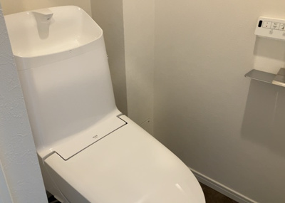 【トイレ】 | 東建ニューハイツ東林間 | トイレは大きさや形、機能、抗菌性などが異なる多種多彩なタイプが各メーカーから出ています。それぞれに良さがあるため、事前にどういったタイプのトイレがいいのかをご家庭内で決めて、内見に行くといいでしょう。