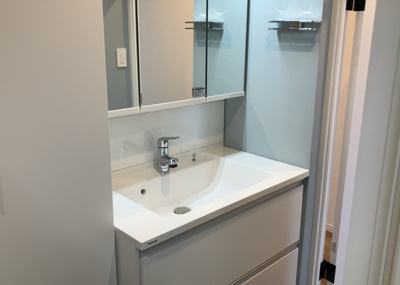 【独立洗面台】 | 東建ニューハイツ東林間 | 洗面化粧台では顔を洗ったり、身だしなみを整えることが本来の使い方ですが、用途によっては洗面化粧台に求められる機能が違ってくるため、ご自身や家族のライフスタイルに合ったものを選ぶことをおすすめ致します。