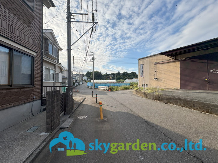 藤沢市柄沢　中古戸建の前面道路含む現地写真