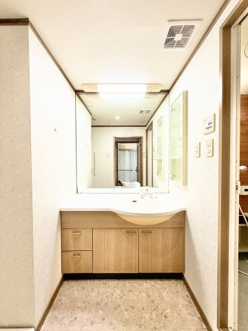 アートフォルム富塚の独立洗面台|洗面台下は十分な収納力！奥行もあり、細々した物もスッキリと収納していただけます！
