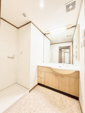 アートフォルム富塚の独立洗面台|洗面室も広々！お子様と一緒に入っても圧迫感を感じません！
