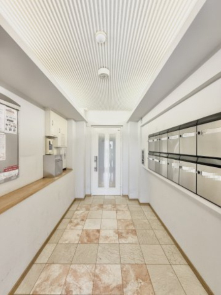 アートフォルム富塚のエントランス|エントランスは白基調の清潔感ある印象！