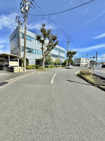 アートフォルム富塚の周辺|道幅は広いですが、車通りが多くなく比較的スムーズにお車の出し入れができます。
