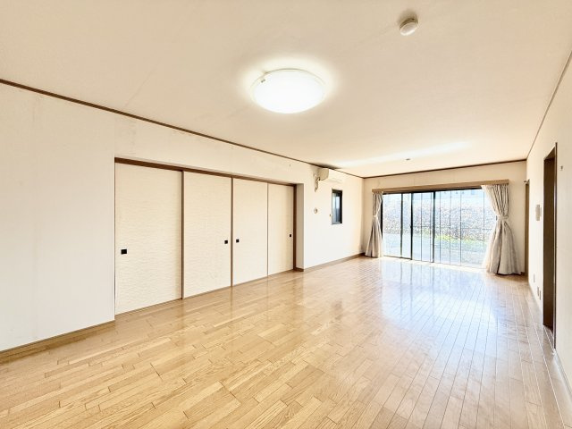 アートフォルム富塚の居間・リビング|17.5畳のリビングはぬくもりが溢れる空間！
