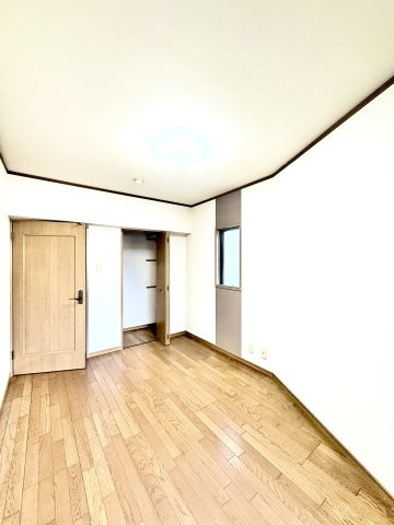 アートフォルム富塚の洋室|WIC付き！お二人分の荷物や衣類を収納するのに十分な広さです！
