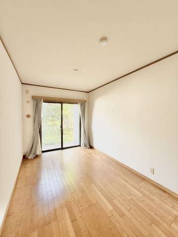 アートフォルム富塚の洋室|約7帖の主寝室。ダブルベッドを置いてもゆとりの広さです。
