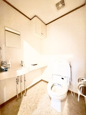 アートフォルム富塚のその他|広く清潔感のあるトイレです。上部棚も付いているので、清掃道具などもしまっておけます。
