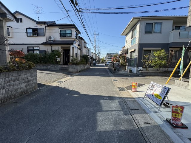 松戸市西馬橋５丁目新築戸建【旭町小学校：6分】の前面道路含む現地写真|南側前面道路・幅員約5ｍ