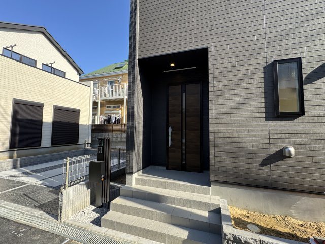 松戸市西馬橋５丁目新築戸建【旭町小学校：6分】のエントランス|エントランス・玄関ポーチ