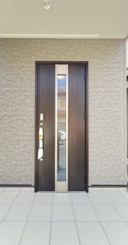 桜井市粟殿１２期全２棟の玄関|ゆとりある玄関まわりで毎日の出入りも快適
