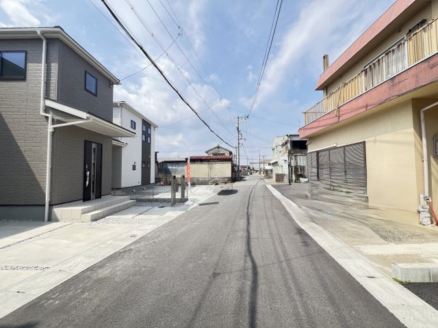 桜井市粟殿１２期全２棟の前面道路含む現地写真