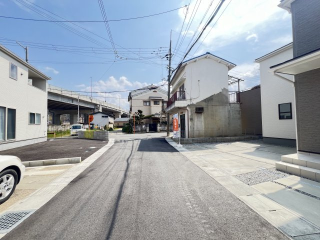 桜井市粟殿１２期全２棟の前面道路含む現地写真