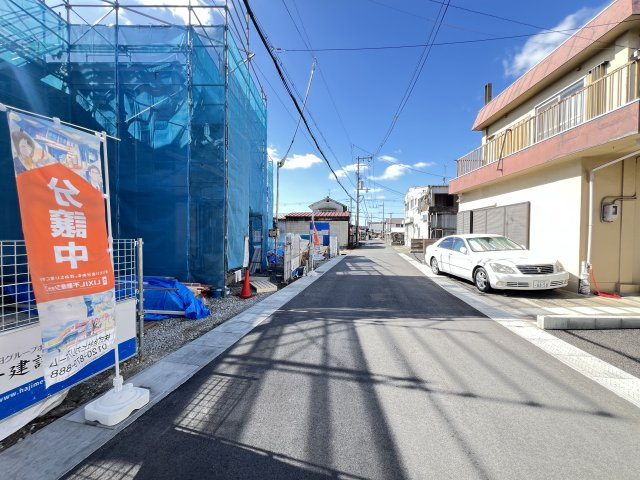 桜井市粟殿１２期全２棟の前面道路含む現地写真
