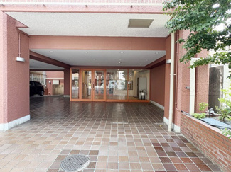 【エントランス】 | お客様を、そして住人を出迎えてくれるマンションのエントランス。ゴミが落ちていないことからも、管理状態の良さや住民の節度の高さが見て取れます。～即日のご見学可能～　お問合せはお気軽にどうぞ。

