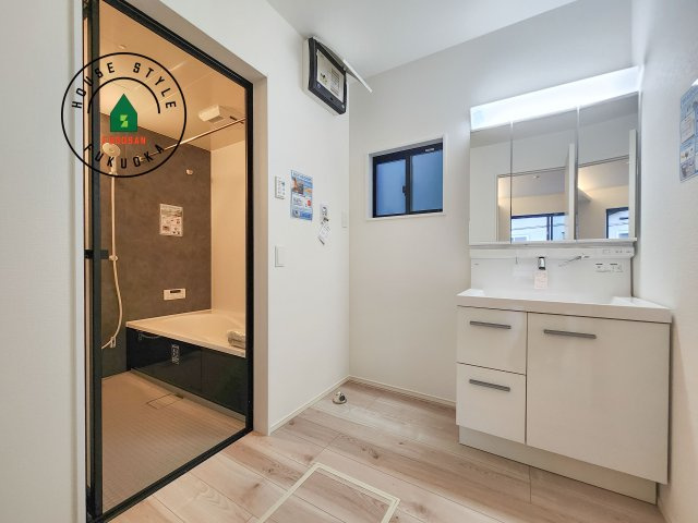 福岡市東区香住ケ丘5丁目第1-3棟（1号棟）の脱衣所|ゆとりの洗面スペースで朝の身支度もスムーズに。暮らしを快適に変えるシャワー付洗面台です！