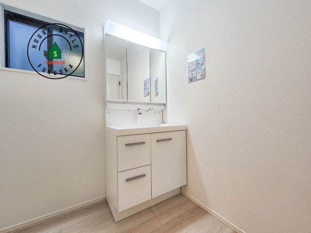 福岡市東区香住ケ丘5丁目第1-3棟（1号棟）の独立洗面台|毎日使うものだから清潔な空間を保ちたい水回り。洗面にはそんな願いを解消させてくれる収納アイデアが満載です。三面鏡の裏側にはキャビネットが現れ小物から背の高い物まで収納できます。