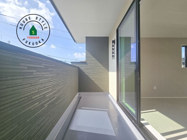 福岡市東区香住ケ丘5丁目第1-3棟（1号棟）のバルコニー|風をしっかりと感じられるバルコニーでは、毎日が洗濯日和です。広々としているので洗濯も楽しくなるでしょうし、気分転換にバルコニーからの眺めを楽しむのもいいでしょう。