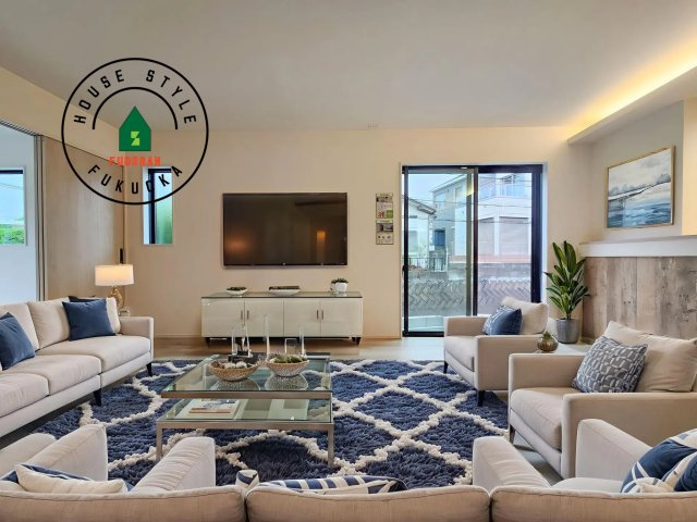 福岡市東区香住ケ丘5丁目第1-3棟（1号棟）の居間・リビング|明るく開放的なリビングダイニングは豊かな陽光が注ぎ込み、やすらぎの空間を演出してくれます。ご家族で楽しいひとときをお過ごし下さい。※家具はCGを合成したものです。