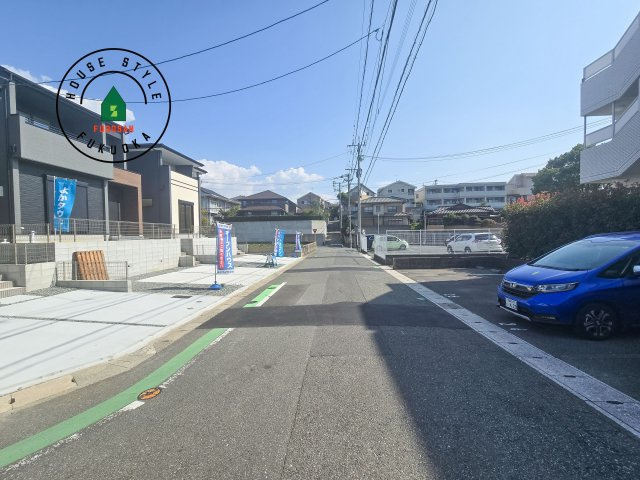 福岡市東区香住ケ丘5丁目第1-3棟（1号棟）の前面道路含む現地写真|前面道路は閑静な住宅地をはしる車通りの少ない道路。お車の出し入れが苦手なママや小さなお子様にも安心ですね。しっかり舗装もされているので、ベビーカーや自転車で通っても快適に通行できます。