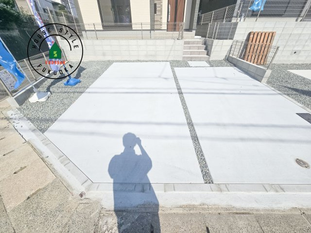 福岡市東区香住ケ丘5丁目第1-3棟（1号棟）の駐車場|広々した駐車場になります。3台並列駐車となります。