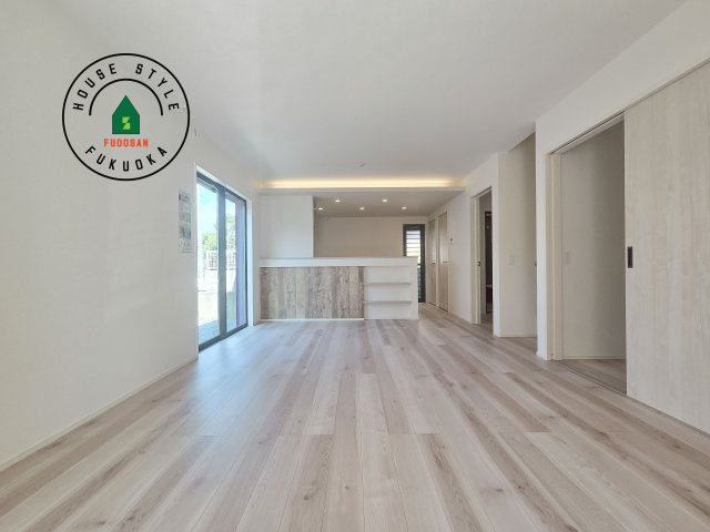 福岡市東区香住ケ丘5丁目第1-3棟（1号棟）の居間・リビング|ご家族を近くに感じられる対面キッチンのLDK。会話もはずみそうですね。