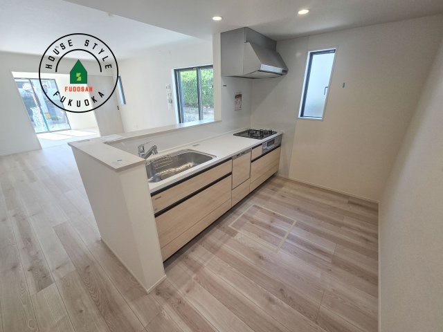 福岡市東区香住ケ丘5丁目第1-3棟（1号棟）のキッチン|ダイニングテーブルへの配膳がラクラク、お料理はかどるカウンター付きシステムキッチン！