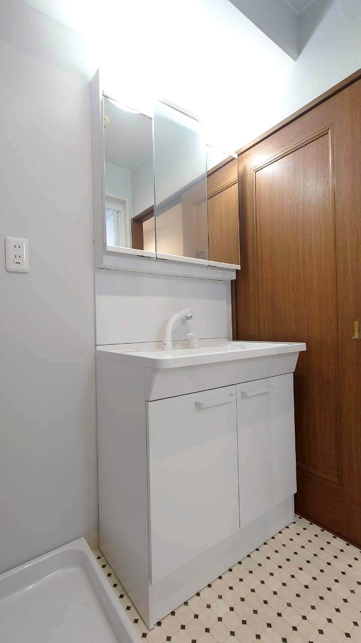 ◆室内リフォーム済◆阪急大宮駅・市営烏丸線四条駅・京福四条大宮駅まで徒歩１０分◆アルモード京都高辻の洗面所|洗面台