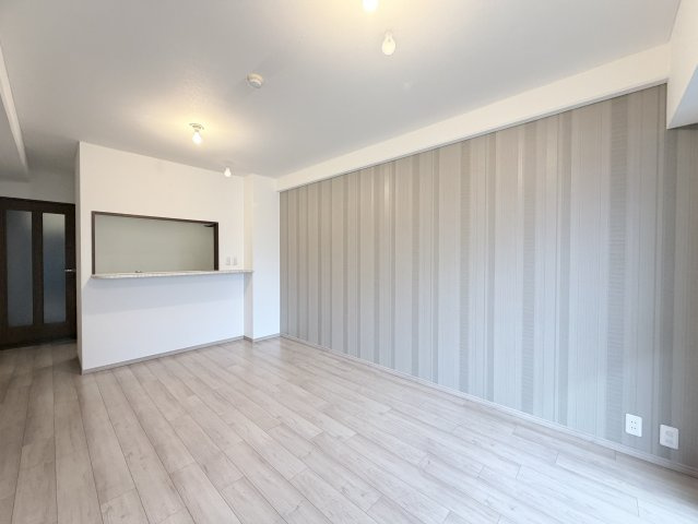 ◆室内リフォーム済◆阪急大宮駅・市営烏丸線四条駅・京福四条大宮駅まで徒歩１０分◆アルモード京都高辻の居間・リビング|リビング
