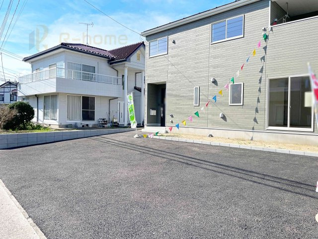 龍ケ崎市南中島町第4　新築戸建て　2号棟の駐車場|カースペースは3台完備。ゲスト用のスペースも確保できますね♪