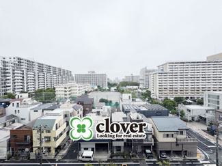 【展望】 | 眼前に広がる空の雄大さと、このお部屋の自慢の一つである「眺望」をご覧ください。毎日、この景色を独り占めできる新生活に夢が広がります。～即日のご見学可能～　お問合せはお気軽にどうぞ。