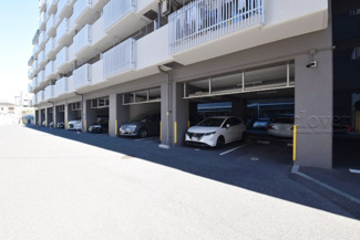 【駐車場】 | マンションの駐車場スペース。空きの有無や駐車料金、サイズ規定などについては、改めてお問い合わせください。～即日のご見学可能～　お問合せはお気軽にどうぞ。