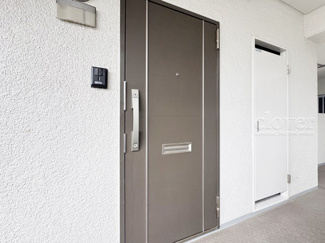 【その他共用部分】 | ダブルロック式の玄関ドアが皆様をお出迎え。お部屋のセキュリティの観点からも、うれしい設備ですね。玄関の色もシックで良い感じです。～即日のご見学可能～　お問合せはお気軽にどうぞ。