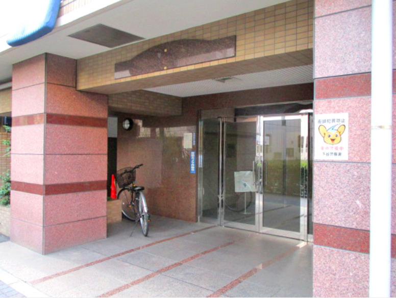 モナーク根岸のエントランス