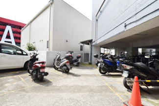 【駐車場】 | バイク置き場。空き区画の有無や駐輪料金、サイズおよび排気量規定などについては、改めてお問い合わせください。～即日のご見学可能～　お問合せはお気軽にどうぞ。
