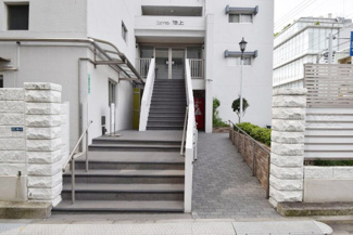 【エントランス】 | お客様を、そして住人を出迎えてくれるマンションのエントランス。ゴミが落ちていないことからも、管理状態の良さや住民の節度の高さが見て取れます。～即日のご見学可能～　お問合せはお気軽にどうぞ。