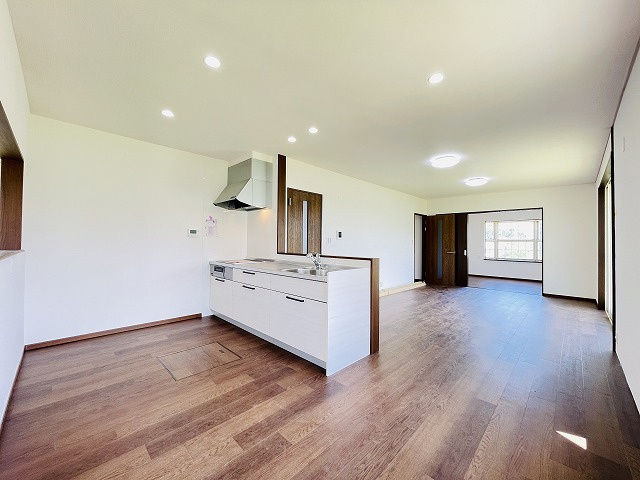 【キッチン】 | 宗像市ひかりヶ丘１丁目   | 二面採光で明るいLDK♪奥の洋室も開放すれば、リビングの一部として使用できます