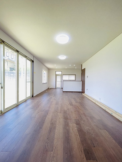 【居間・リビング】 | 宗像市ひかりヶ丘１丁目   | 家具やインテリアが配置しやすい長方形のリビング◎大型のソファをおいてもゆったりとした空間です