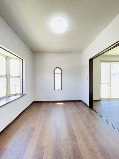 【洋室】 | 宗像市ひかりヶ丘１丁目   | １階リビング横の洋室です