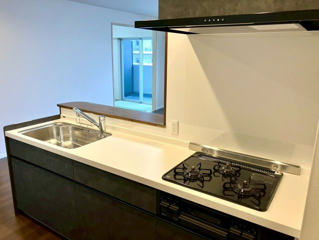レアーレ瓦町のキッチン|システムキッチン新品交換済（三口ガスコンロ・スマートレンジフード）